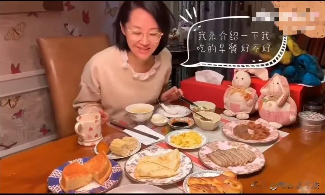 许晴的早餐非常丰富，包括玉米、红薯、烙饼、面包、猪颈肉、炒鸡蛋、水煮蛋、牛油果、