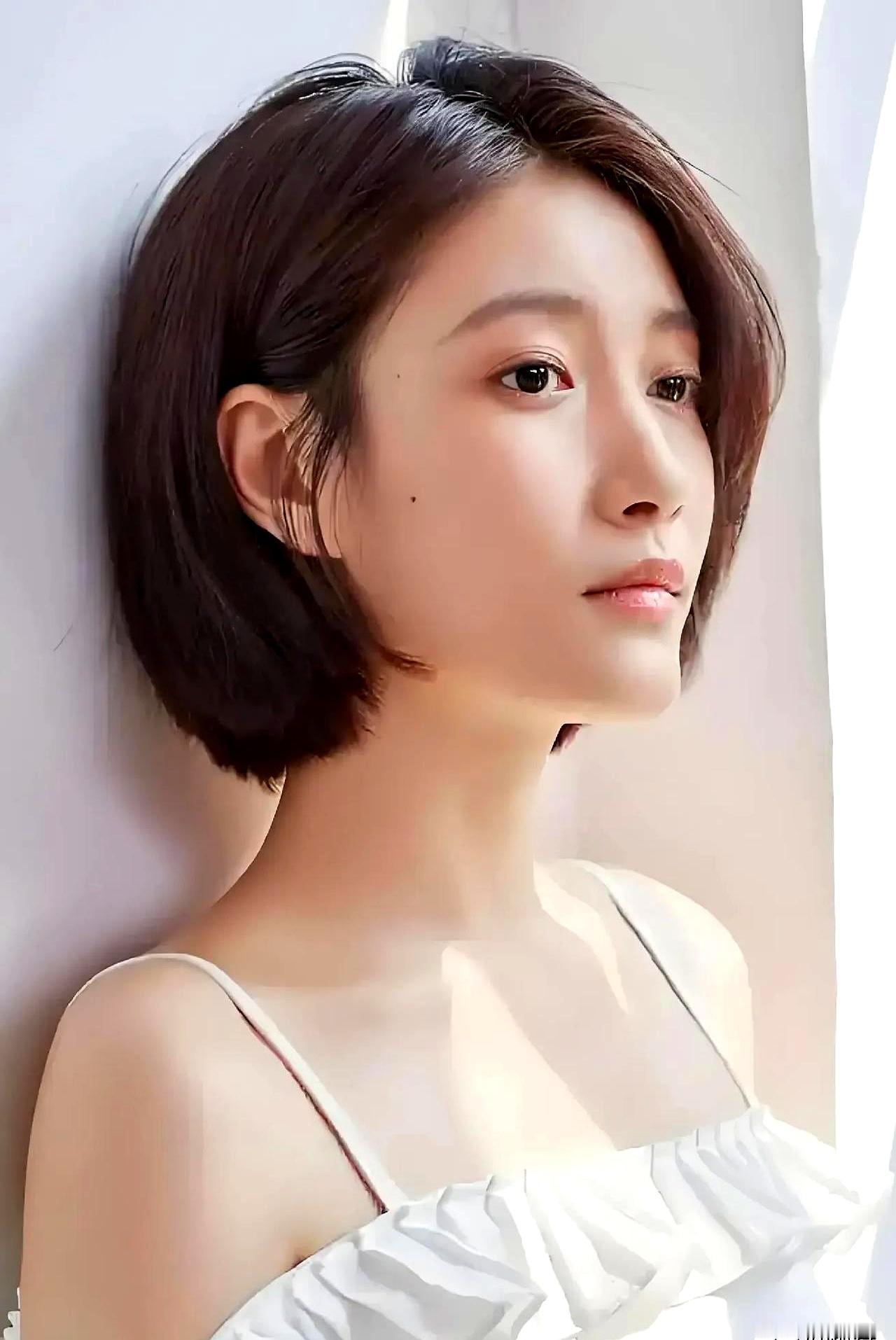 有些演员真的离谱，明明不是一眼惊艳的大美女，可一出场就能把人眼神拽住，啜妮就是这