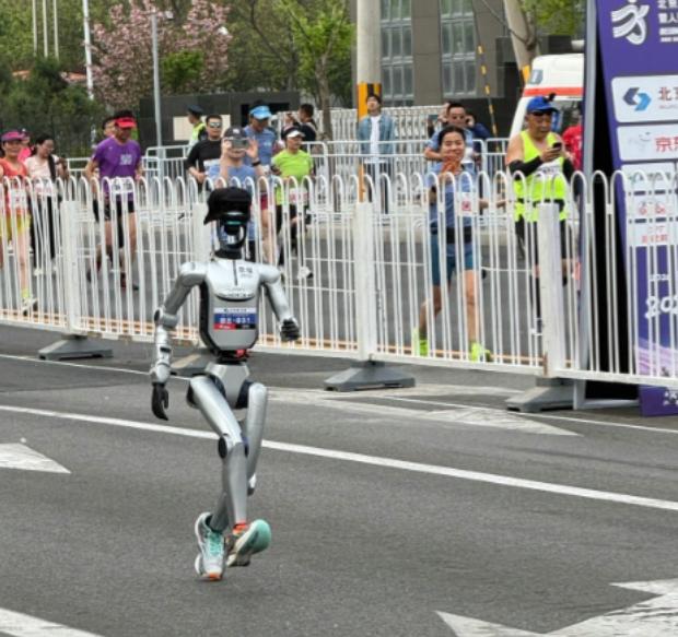 机器人跑马拉松，我这次看到的就是一大堆的骗子公司……表面上看，很多人觉得机器