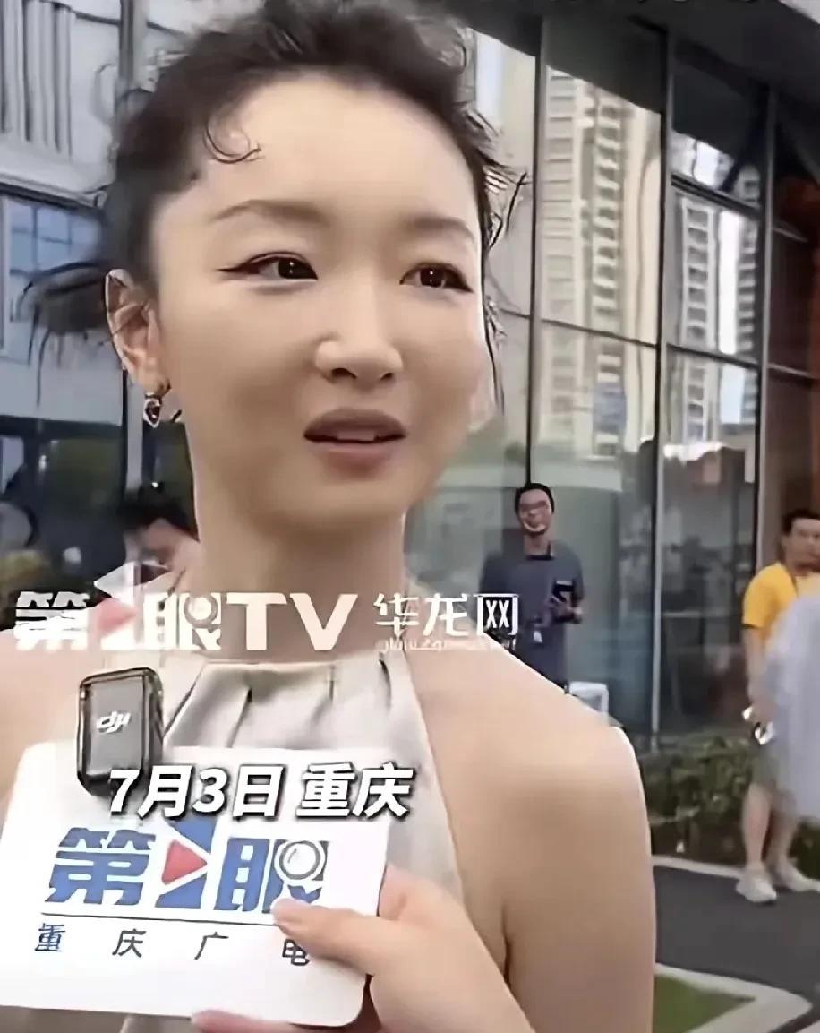 我万万没有想到，原来瘦瘦弱弱的清纯女神周冬雨，竟然也长胖了。看看周冬雨的小圆脸