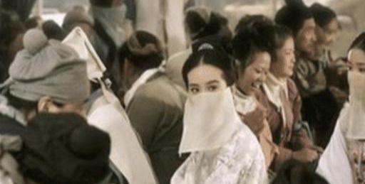 朝鲜古代有一种女医生，被称为“医妓”，有一项任务羞于启齿。漆黑的宫殿走廊里，灯