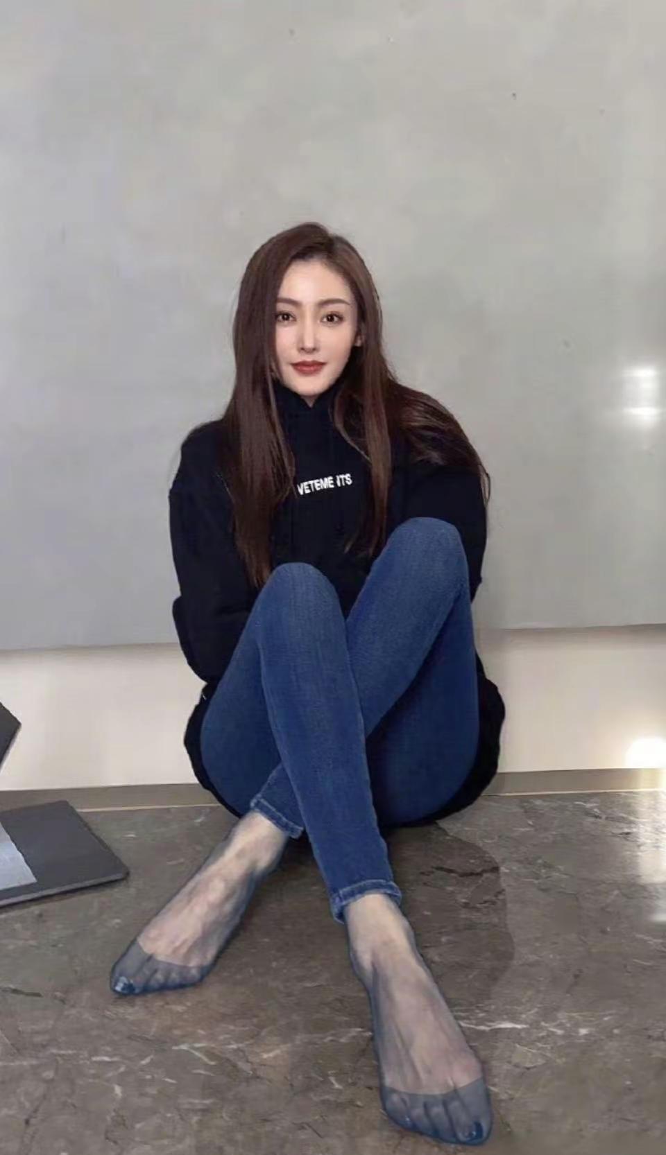 张天爱🌸黑丝紧身牛仔裤～张天爱性感脚黑丝