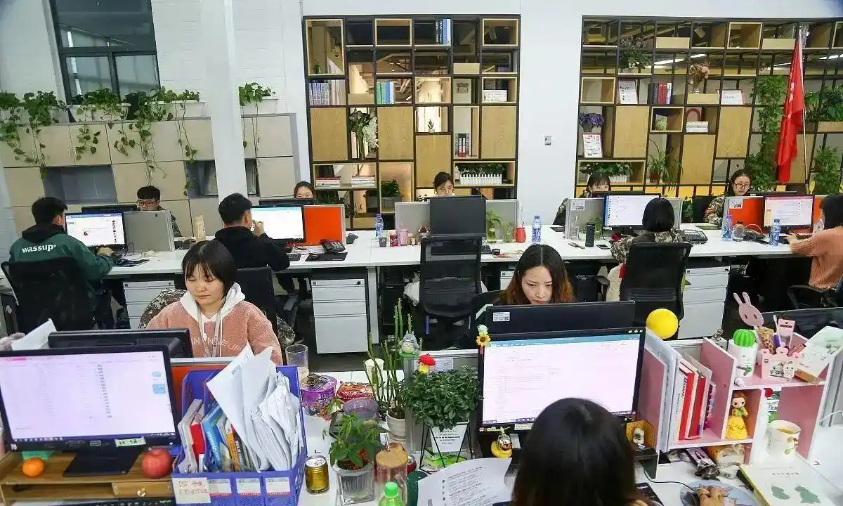 全面双休到底意味着什么？对中国人会有什么影响？9月16日，双休这个词冲上了热搜。很多90后00后以为