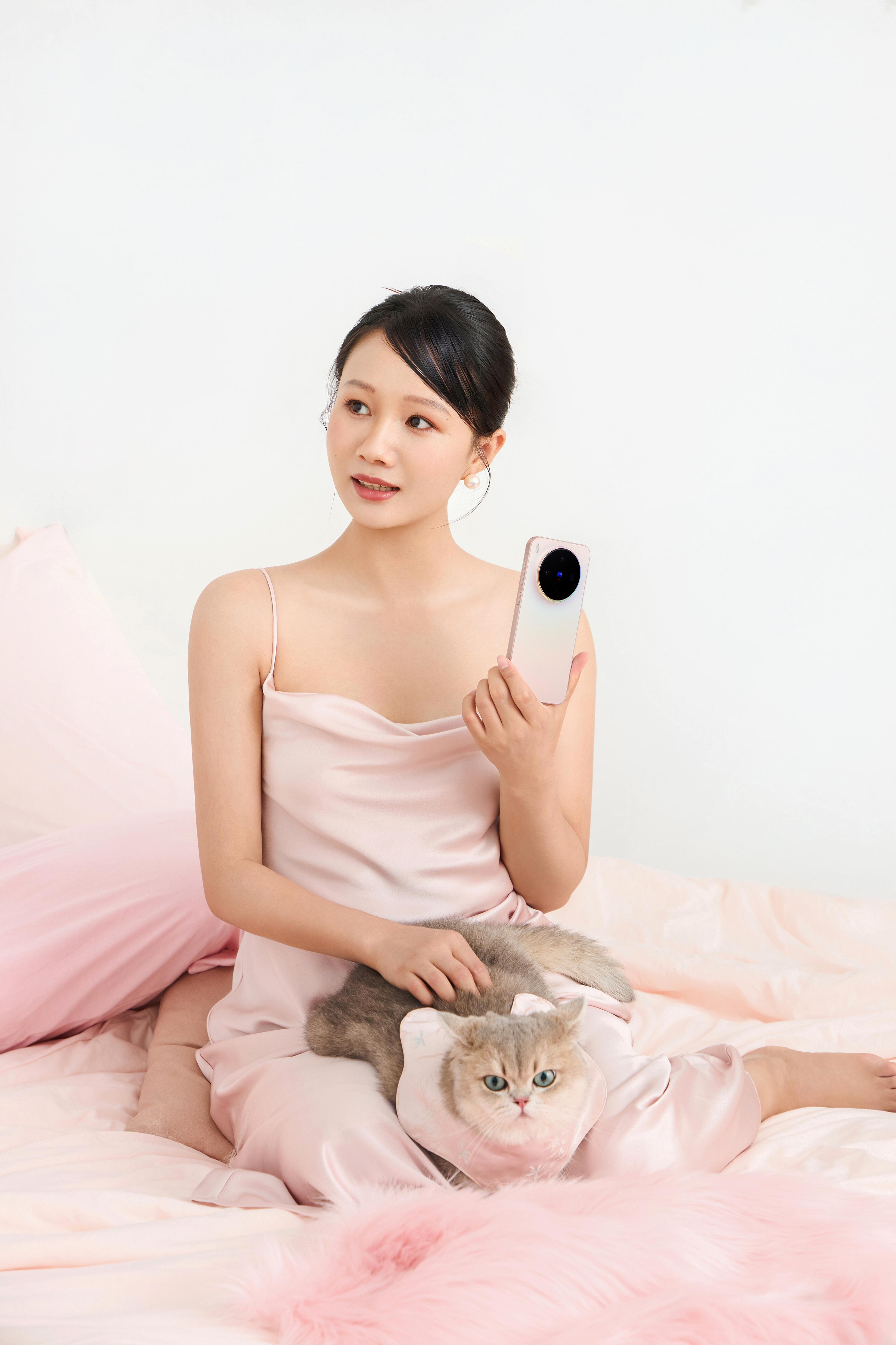 📸第一次和我家两只猫主子拍点正经写真，结果拍完我要郑重宣布——我有三只猫了！