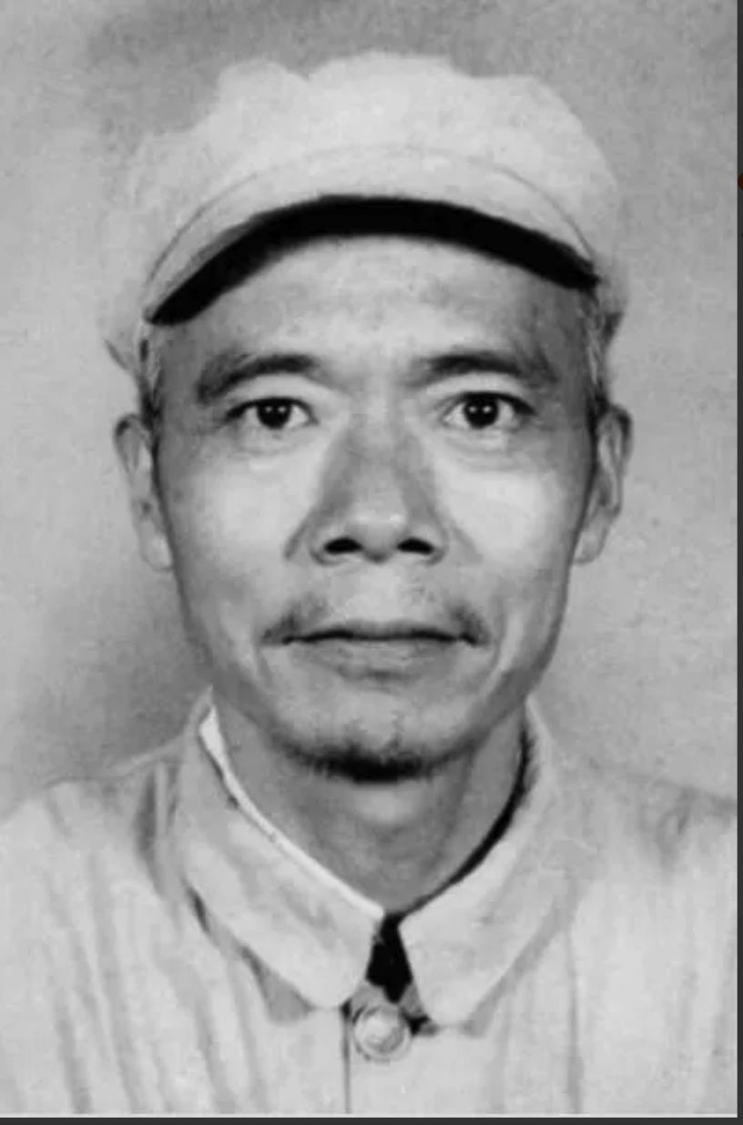 1937年，上海赫脱路572号。“恒利无线电修理公司”刚打烊，涂作潮低头擦