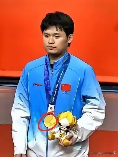 不知道大家有没有留意林诗栋领奖这张照片手里拿着沉甸甸的亚运金牌，还有吉祥物玩