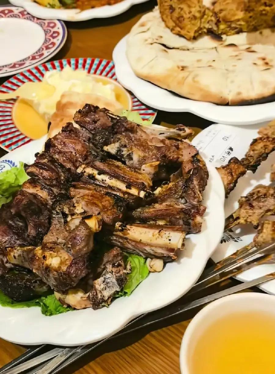 尼格买提这是典型的新疆菜系、新疆家宴。新疆民族就是这样，叶子菜吃的次数很少，蔬