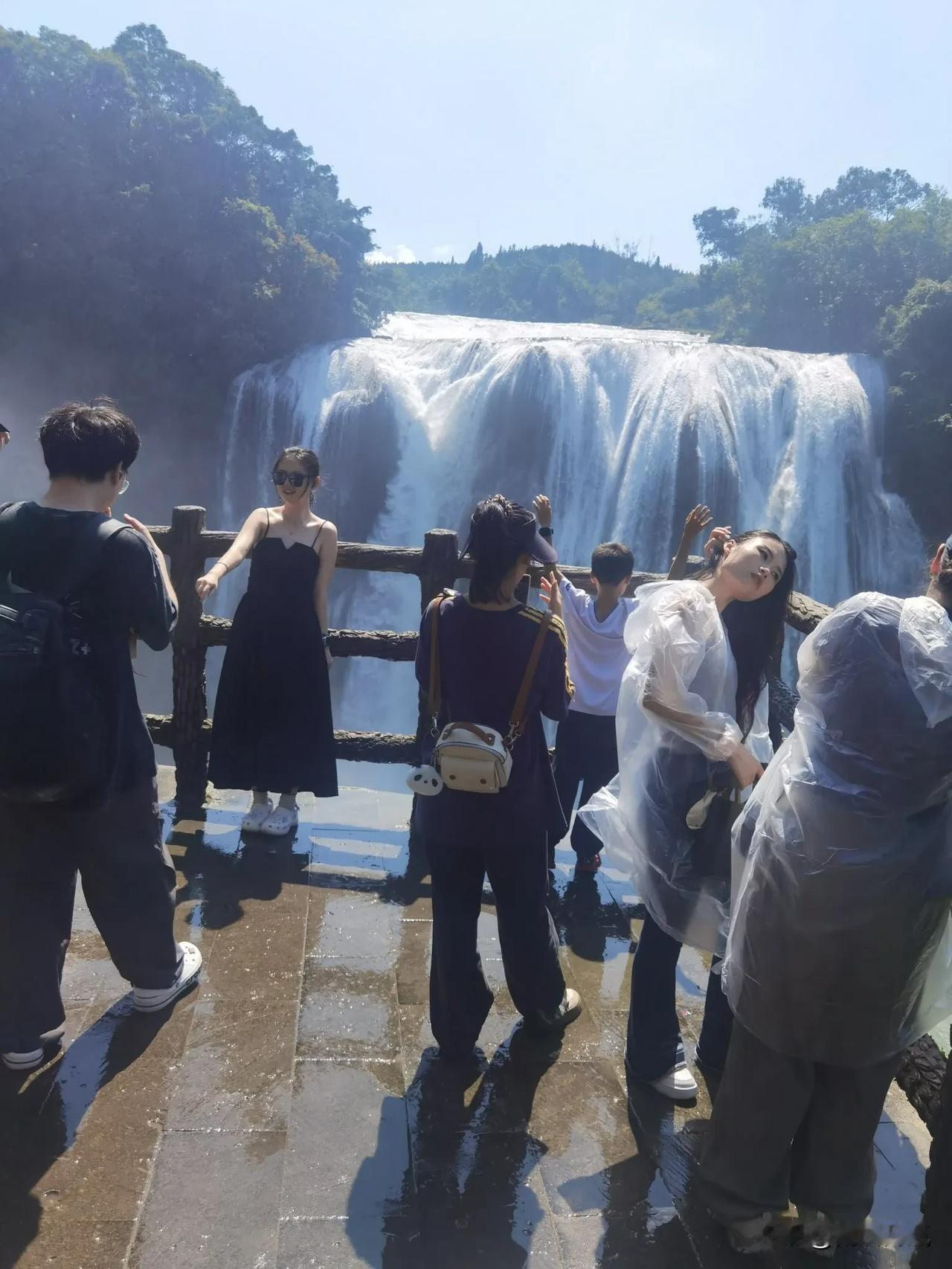 黄果树瀑布如银河倾泻，水帘击石，声震山谷，似雨像雾，晴日幻出七彩虹桥。