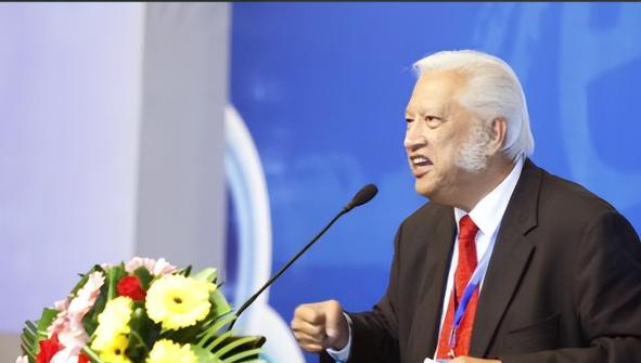 “我没有一丝一毫的中国血统，但是我有100%的中国心，我将用一生来报答中国。”2