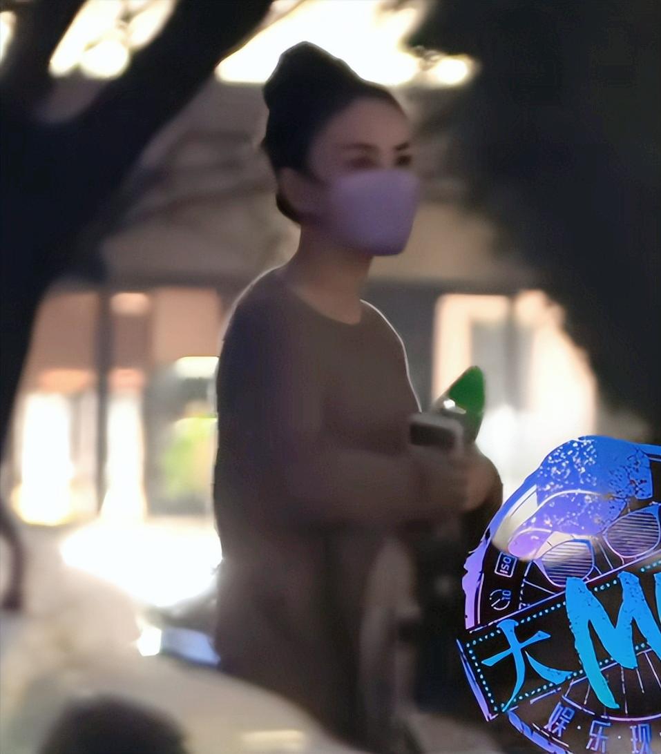 有没有搞错?王菲这状态很不对劲啊她今年57岁，富贵包，小肚腩，驼背这些啥的都