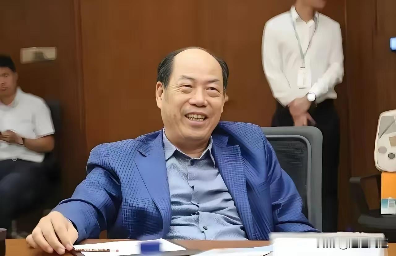 看到许家印现状，还是碧桂园老板杨国强最聪明！同样是万亿规模房企爆雷，结局天差地别