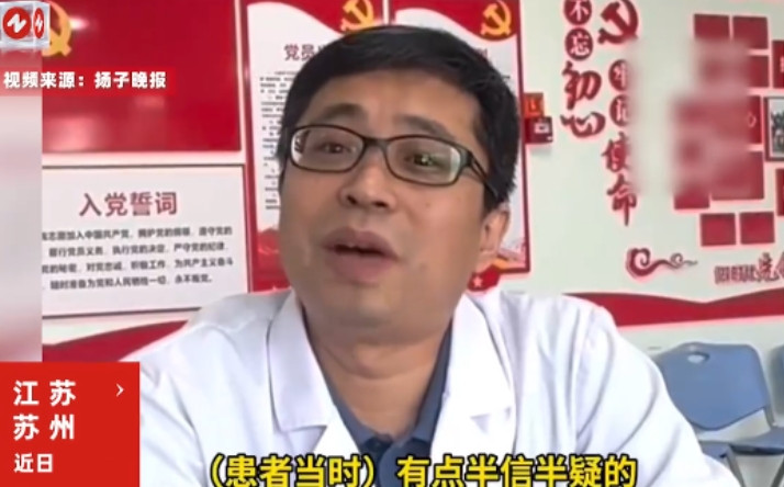 “这个医生火了！”2025年7月，江苏苏州，一女子陪着母亲去医院看病，全程戴着口
