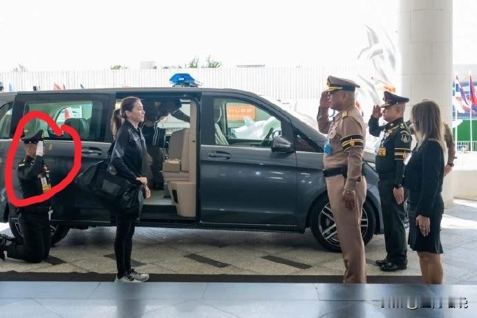 真是孤陋寡闻！第一次见到这种“跪地〞礼，而且还是军礼。这是泰国王后素提达参加