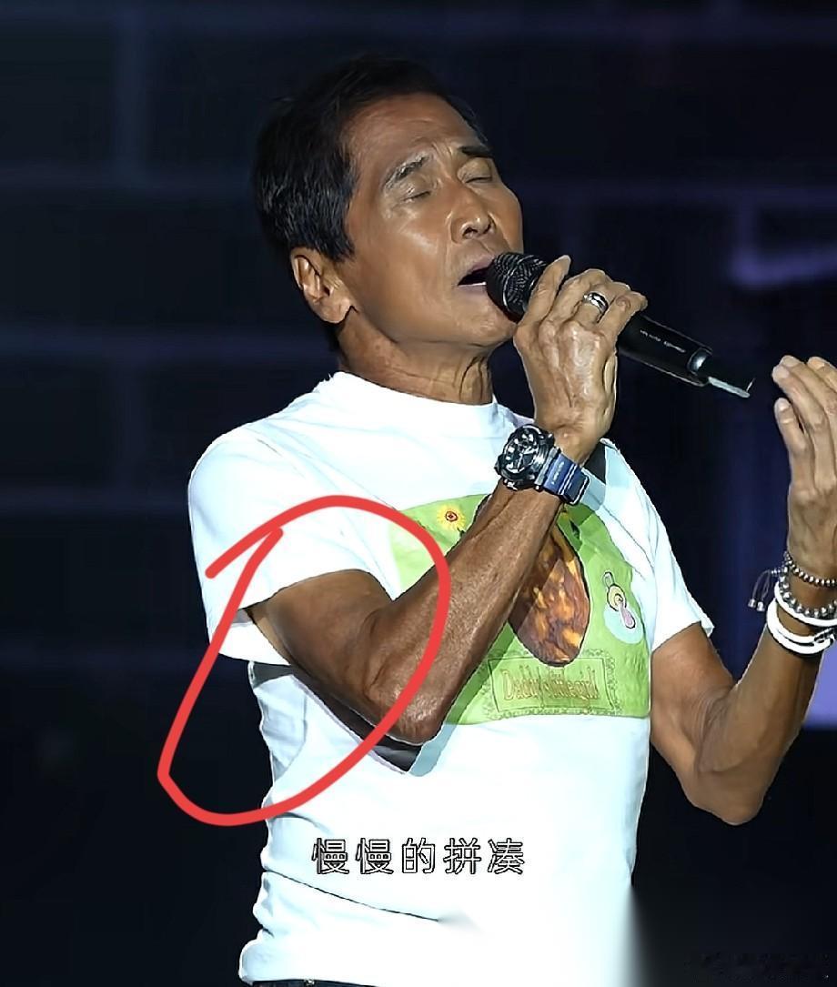 齐秦去工地搬砖了吗，这也晒的太黑了吧，不仔细看，以为是哪里的老头呢？齐秦66岁
