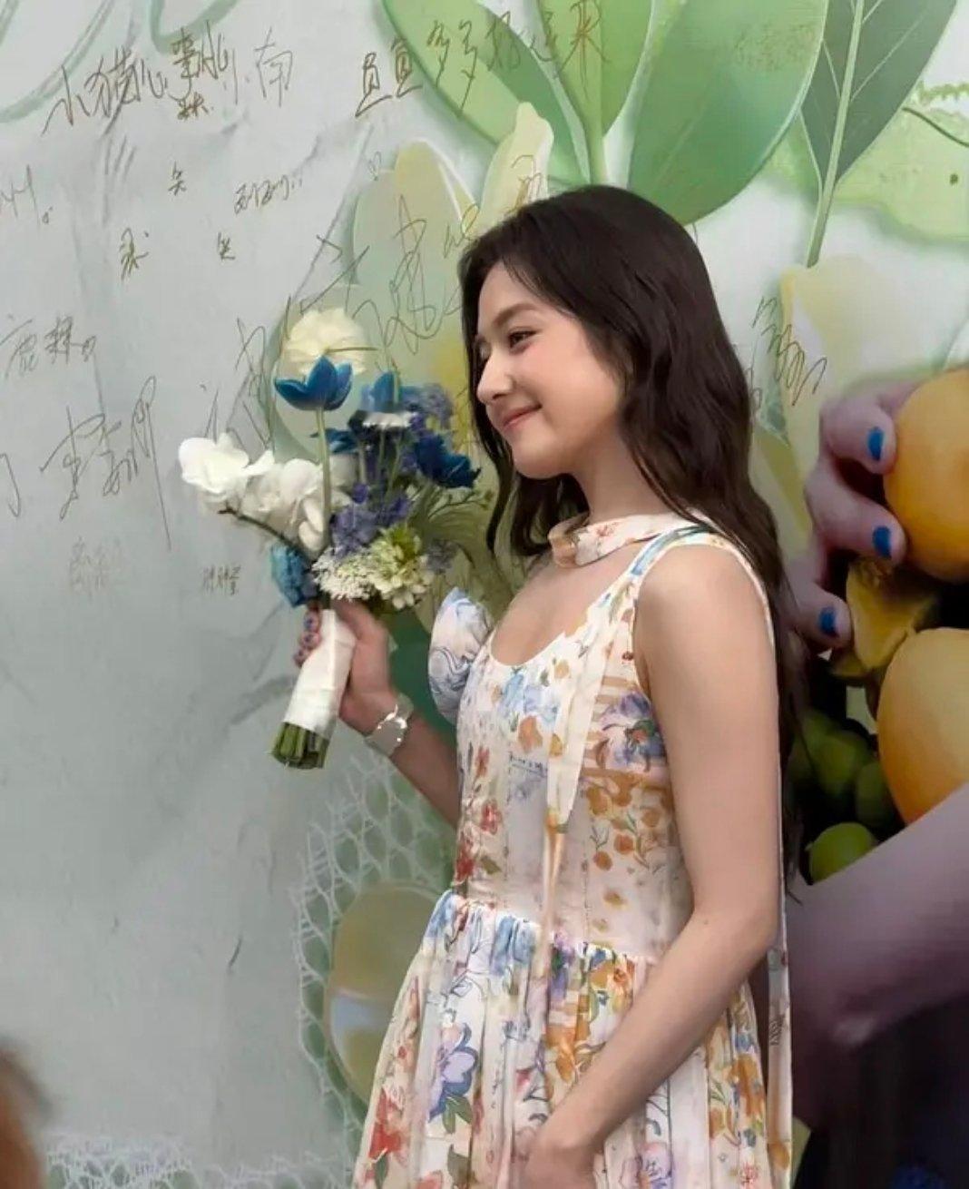 内娱基本都是白幼瘦，李兰迪这样挺好的。