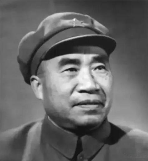 军中，曾经有个约定成俗的习惯，只要是朱老总一现身，无论是元帅，还是将军，必定起身