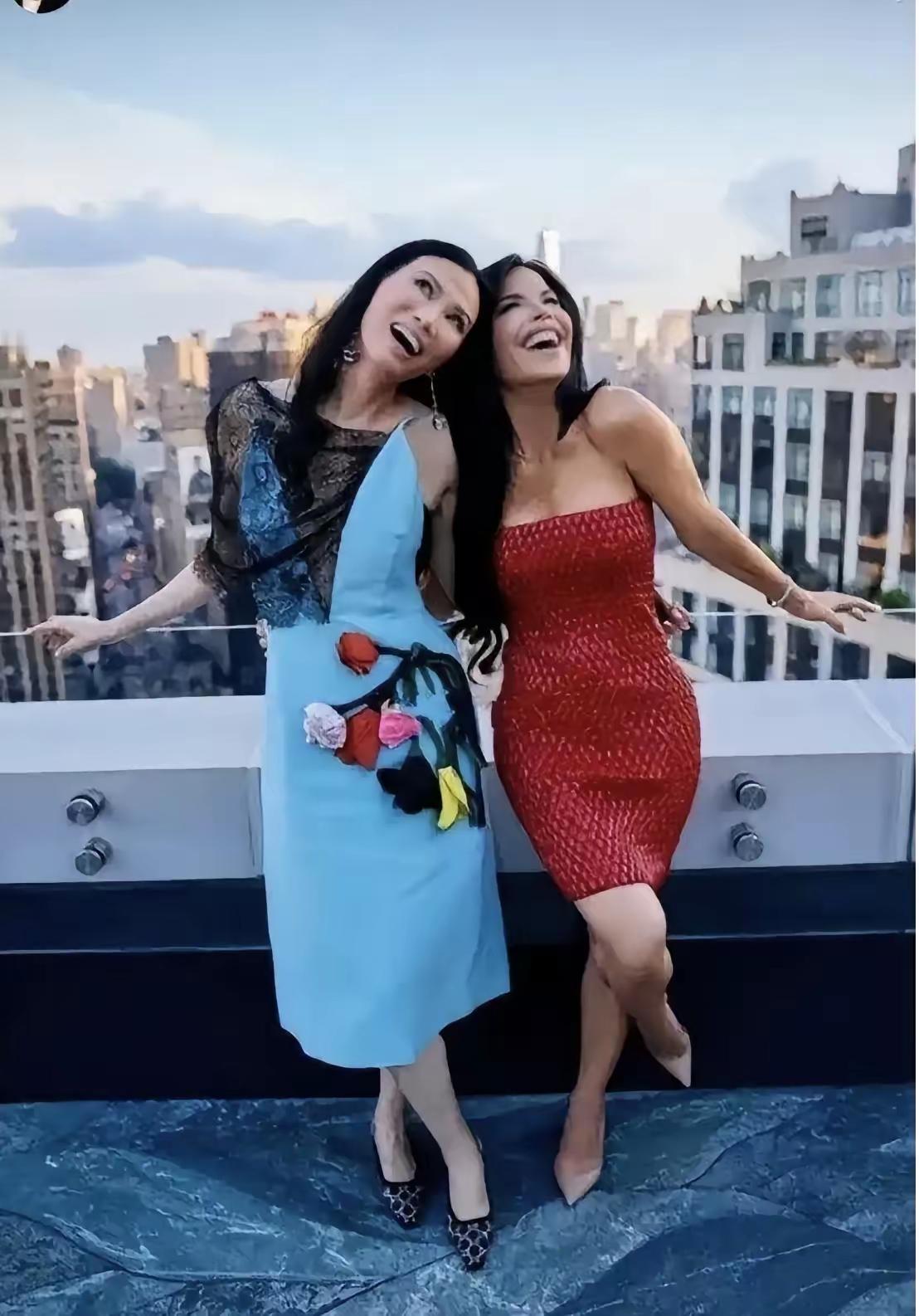邓文迪和桑切斯笑得多开心世界上会找男人的两个女人在一起会不会时常交换心得呢