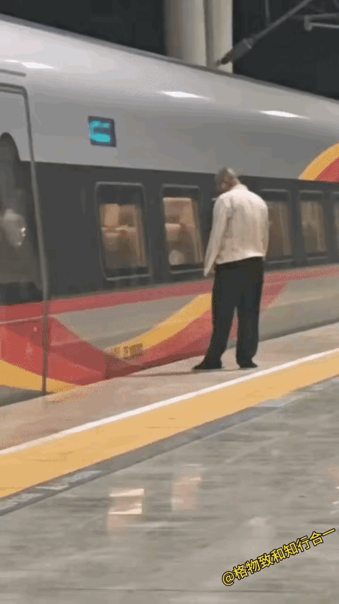 大哥威武，我不知道他在干什么，看起来奇怪的很。