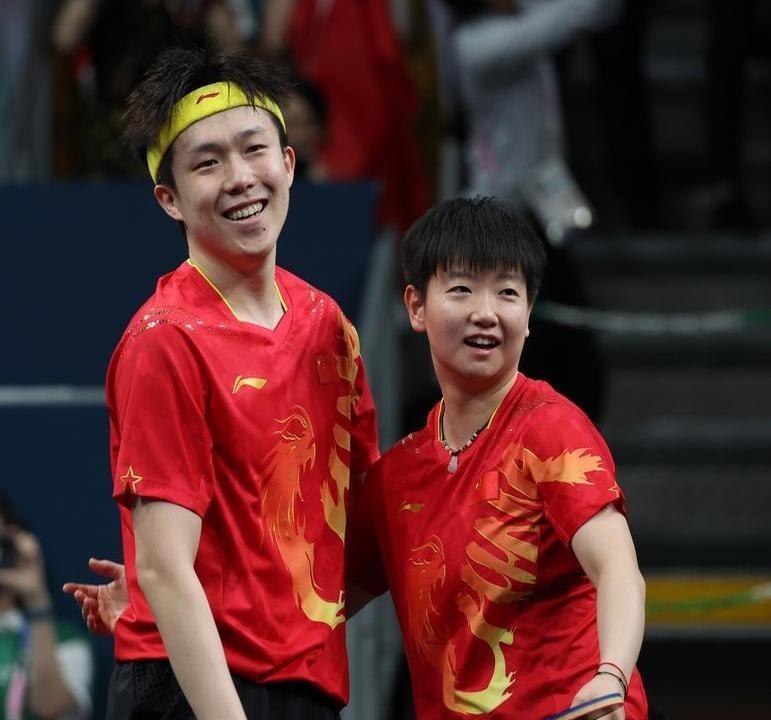 混双颁奖后台那会儿，黄镇廷看莎头组合配合得溜，心里那叫一个羡慕。他嘟囔着说莎头组
