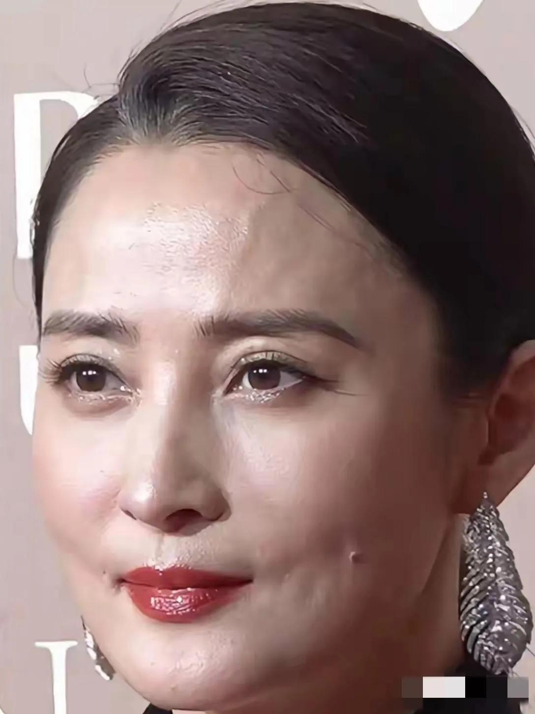 蒋勤勤的颜值的确很能打，高清怼脸拍时，依旧柳眉杏眼，花容月貌，只是脸上也长了痦子