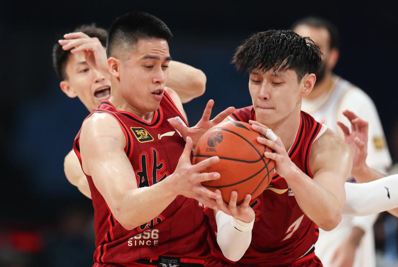 曾凡博的伤势康复情况曝光，他并不会在近期登陆CBA赛场！从当下情况来看，雷蒙的膝