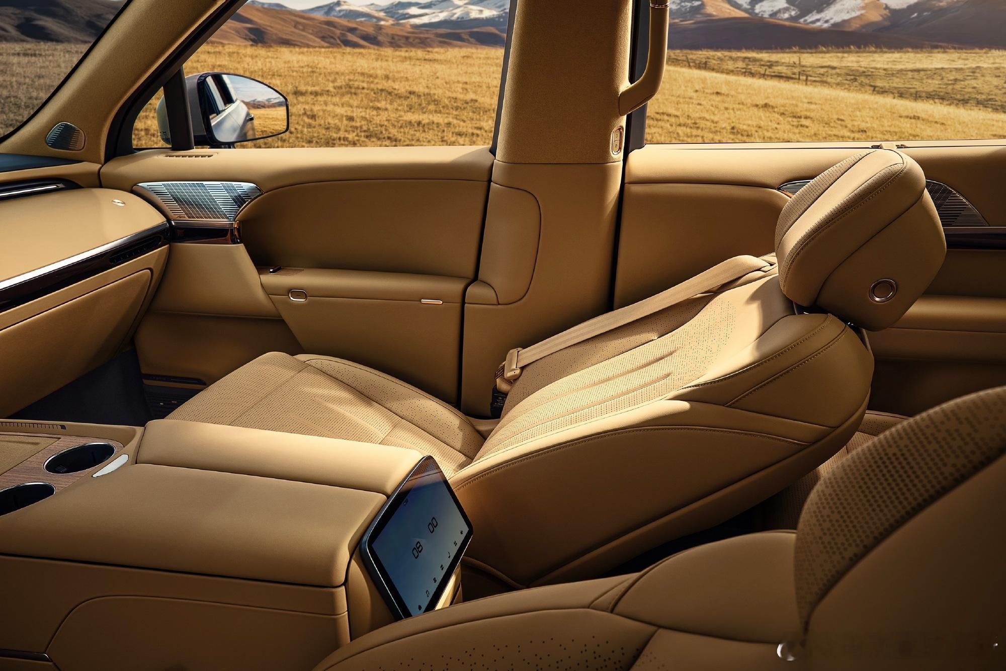 小鹏GX的内饰图来咯前排副驾支持零重力，二排区分了右侧零重力和左侧飞航座椅，