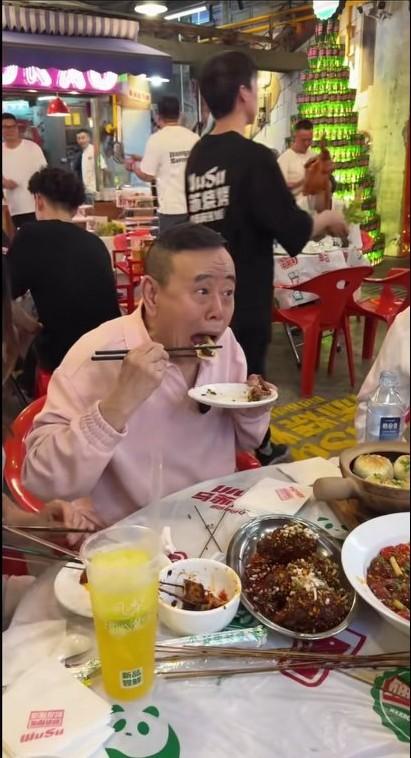 我真是服了！潘长江老师无时无刻不在耍宝，吃顿饭也吃出了表情包！网友:你老人家慢