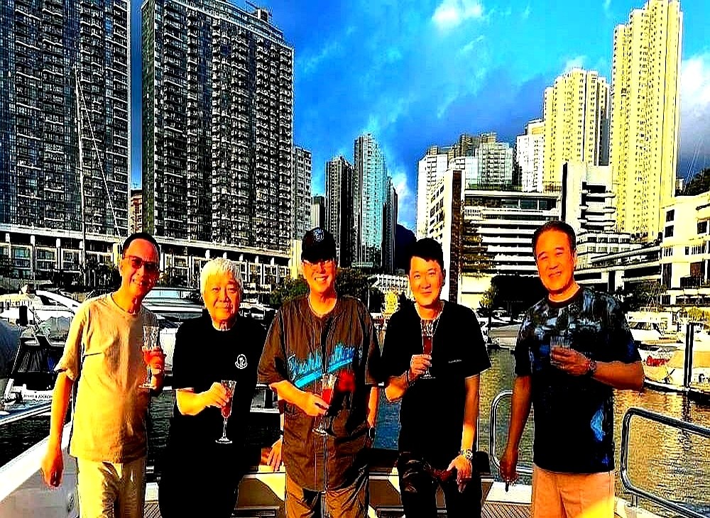 76岁刚唱满全场，一下台刘德华李克勤左右护法，他转头就拉着老友开怀痛饮。普通人三十多岁加个夜班都得缓