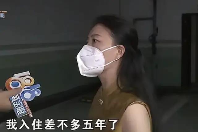 浙江杭州，汪女士把车停在别人车位上，结果被物业强行挪回了自家车位。汪女士当场就炸