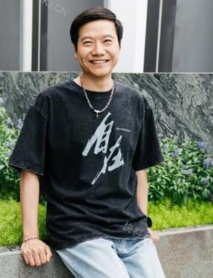 大家发现没？雷军搞了个8块8的项链，还标个“同款”，看着像闹着玩，其实背后藏着三