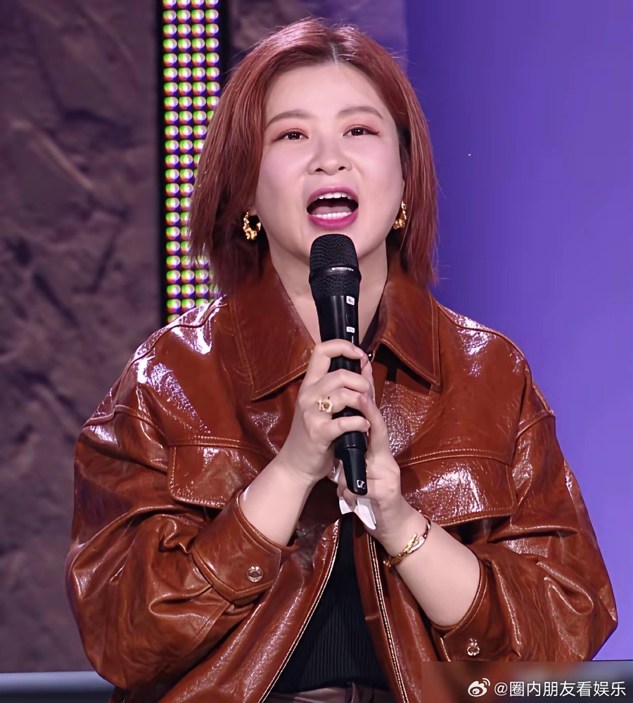 你以为杜华在《浪姐》当评委？我告诉你，她是在给乐华续命。股价从高点砸穿地心，