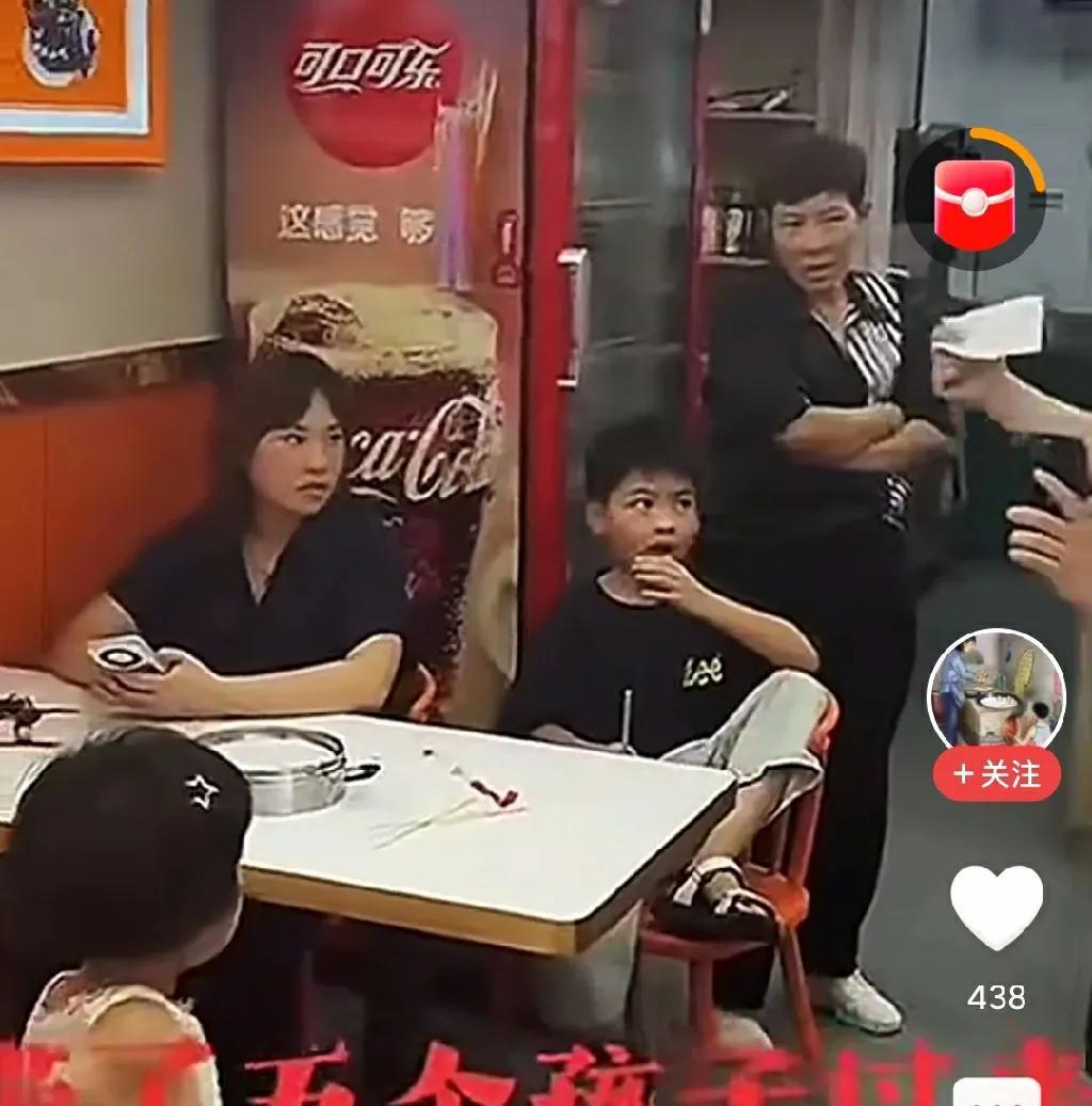 两个大人带着5个孩子去面馆吃面，结果七个人就点了一碗面，吃完后让老板免费加了两次
