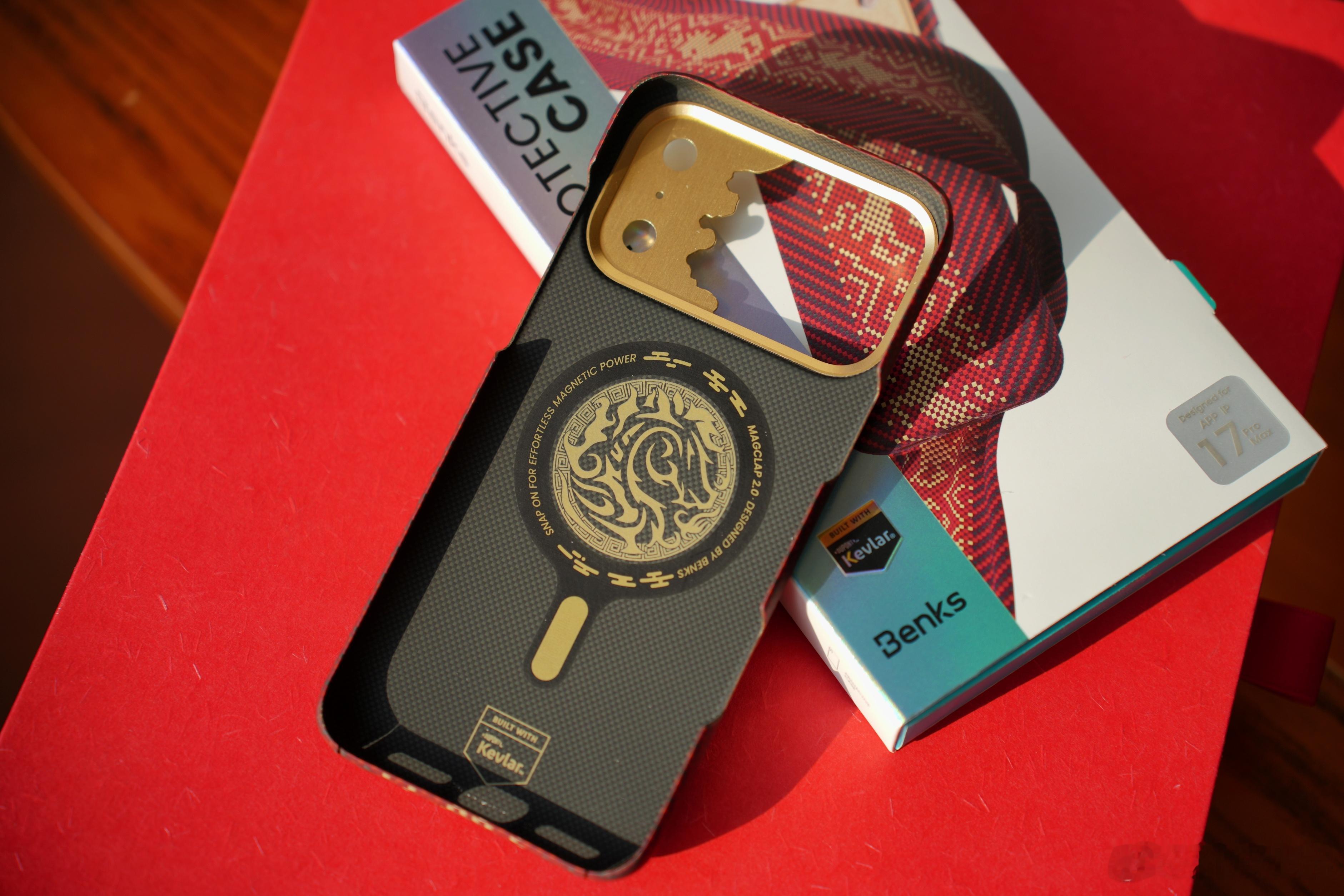 这不马上过年了嘛，给iPhone换个壳子吧，来自Benks的马年限定“赤