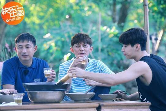 2002年，何炅采访陈冠希时，对方一直轻蔑地笑着。采访结束，何炅忍无可忍：“陈老