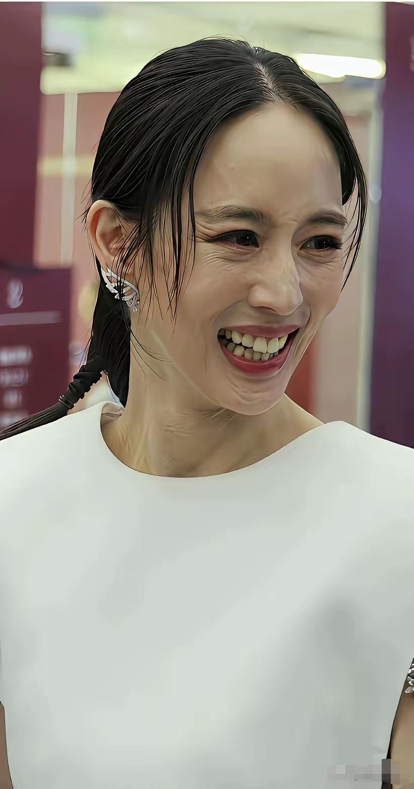 我天，这个女演员怎么老成个样子哦，吓人巴叉的。一脸的皱纹，笑起来阴森森的，看的人