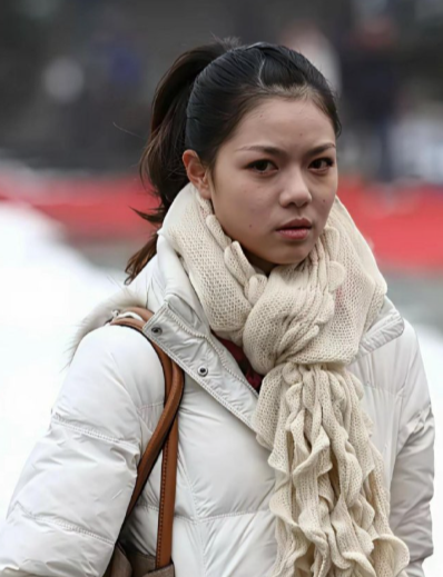 原来这竟然是钟楚曦出道前的样子，现在出名之后反倒是更加放开了。再加上化妆的缘故，