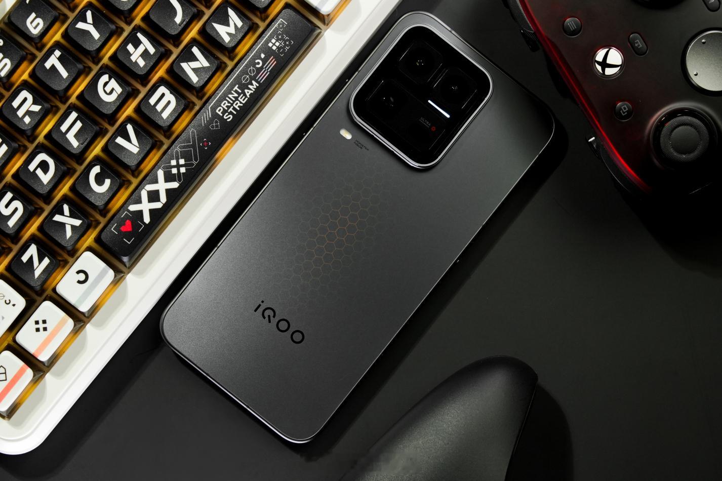 iQOO15Ultra续航焦虑彻底终结！iQOO15Ultra内置740