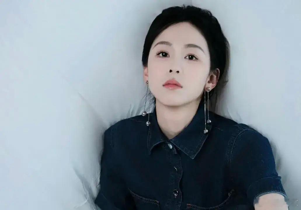 陈都灵虽然红得稍微晚了些，线上数据还被有些人质疑“掺了水分”，线下应援场面也比不