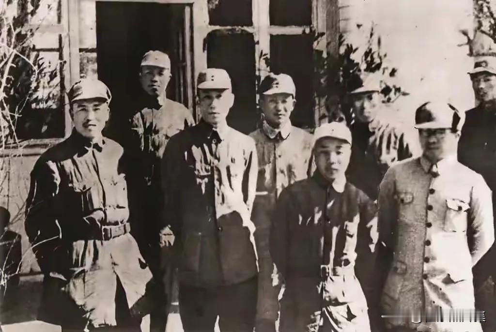 1942年，刘少奇到山东视察工作时和山东军政部分负责人在一起的合影，前排左起：黎
