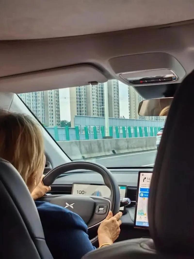 深圳，一网约车女司机在雨天的跨城顺风车途中，向乘客讲述了自己半生负重前行的秘密：