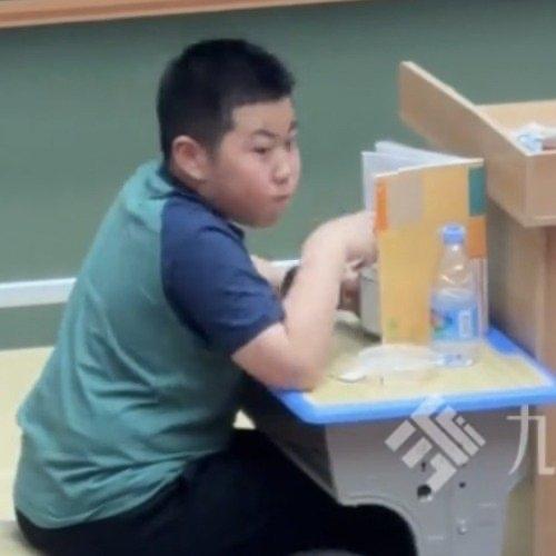 宁波有个商场搞的活动简直太会玩了，办了场“偷吃大赛”，两千多个人报名，小到刚上幼