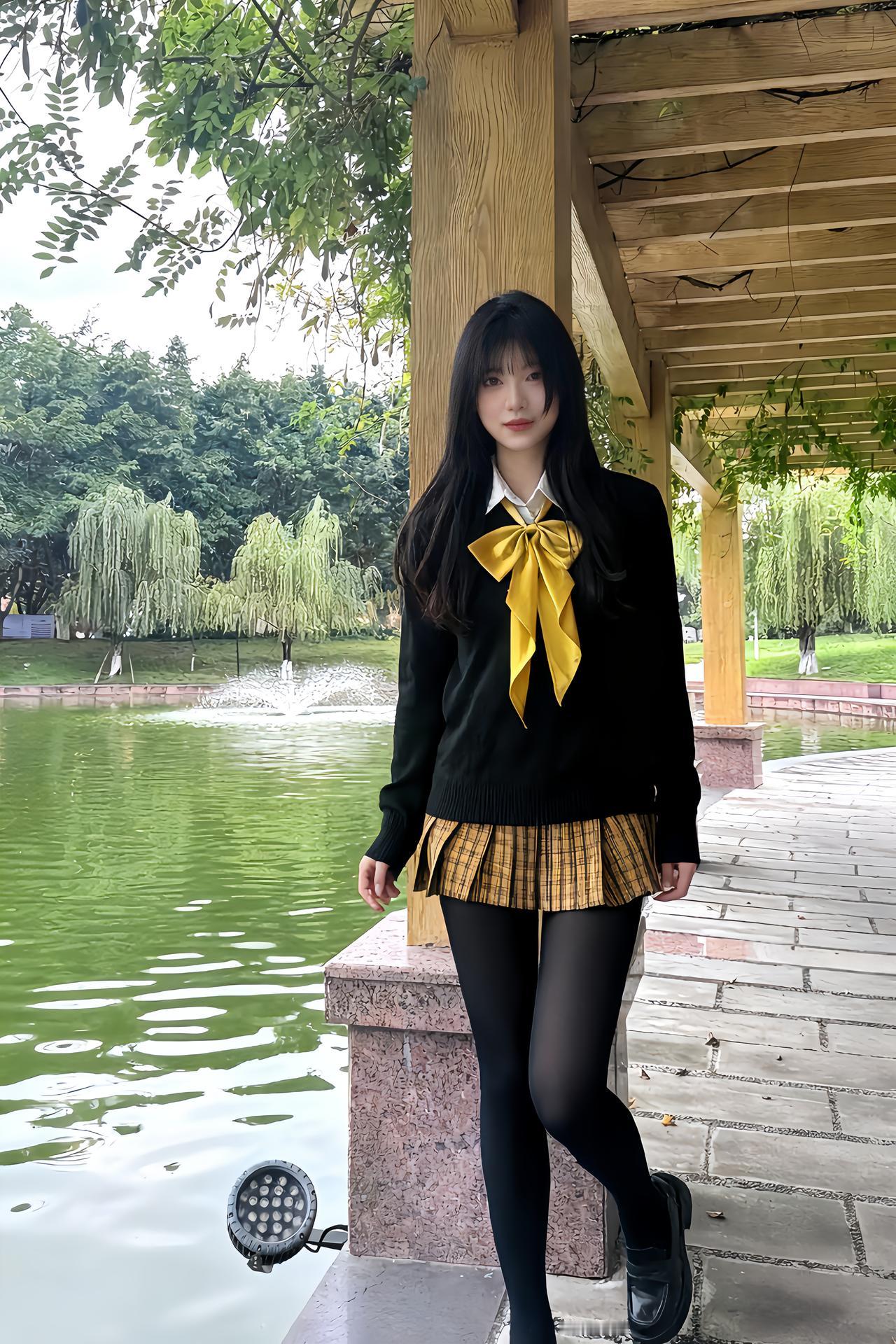 宝子们，公园真的是jk拍照的宝藏地～今天穿的黑毛衣+黄格裙太搭啦，尤其是这个大蝴