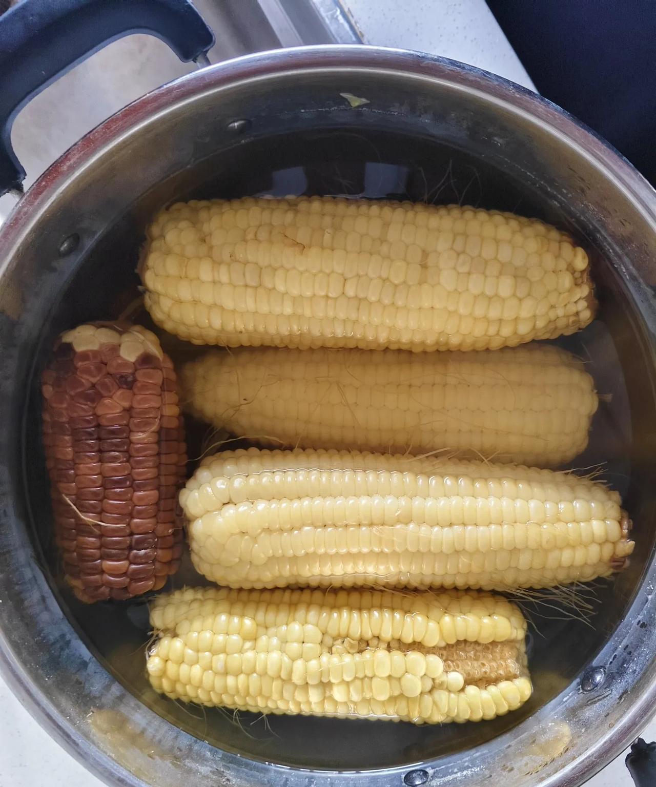万能的友友们，谁能告诉我？我煮的嫩玉米，下锅的时候，都是白色的，为什么我煮出来