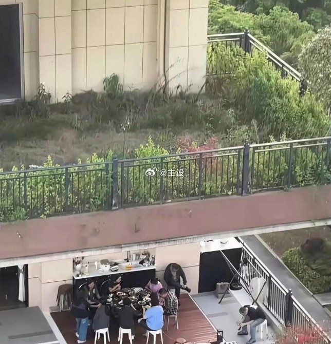 楼上都成荒野了，楼下也不怕