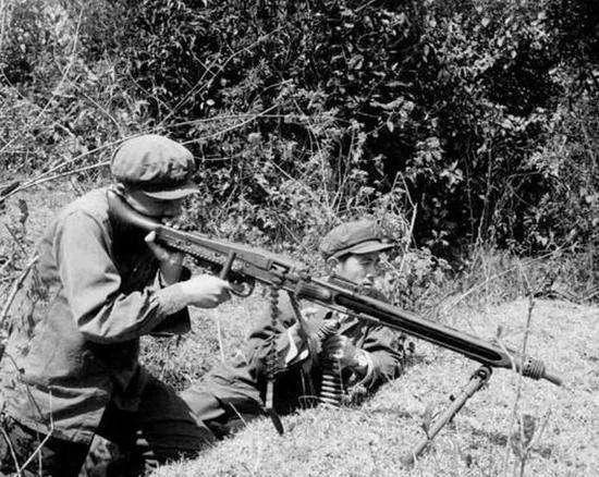 MG42最大的优点就是射速快，基本上只要开火了对面的步兵和机枪阵地就被压死了，还