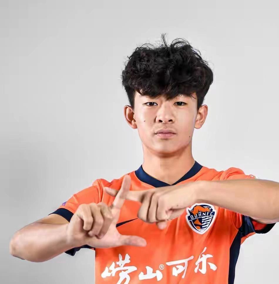 青岛海牛降级了，提前三轮。可替补席上那个17岁的邝兆雷，连一分钟都没等到。董