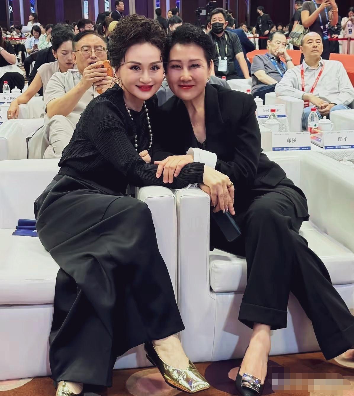 张凯丽老师身穿黑色西服，容光焕发，皮肤紧致光滑，笑容亲切比身边美女好看！