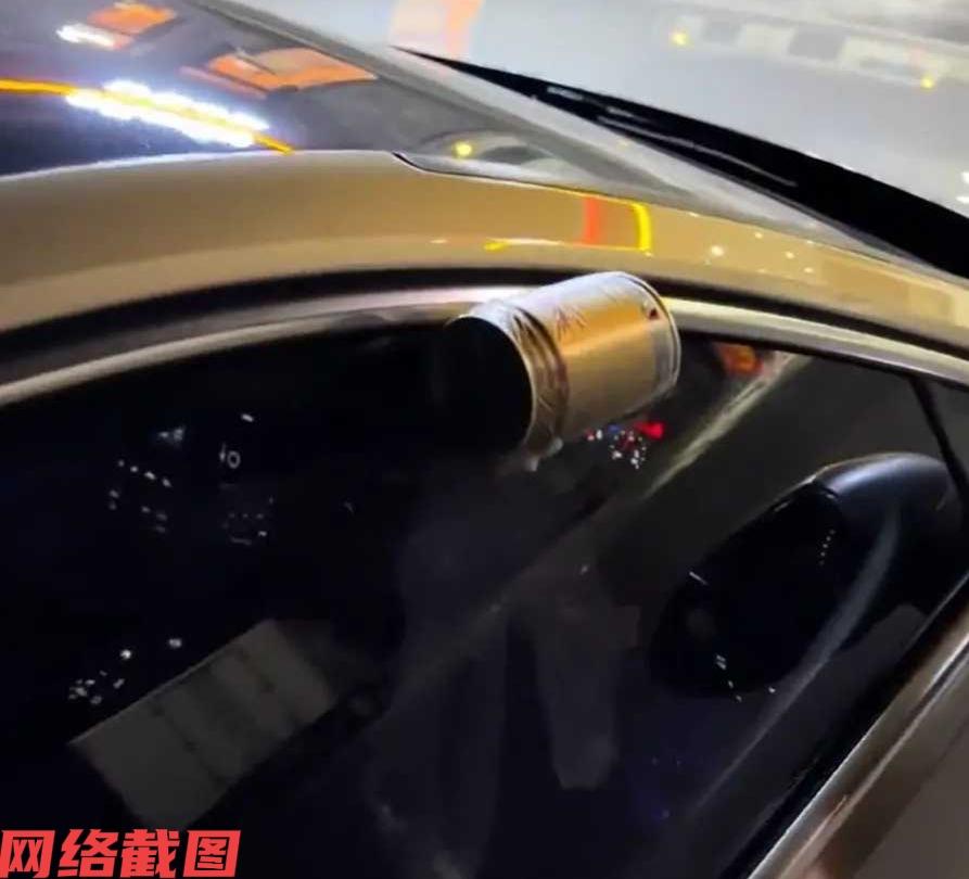 黑龙江有男子在高速上开车。此刻男子突然想要喝冰冻饮料，直接用塑料袋把饮料装进