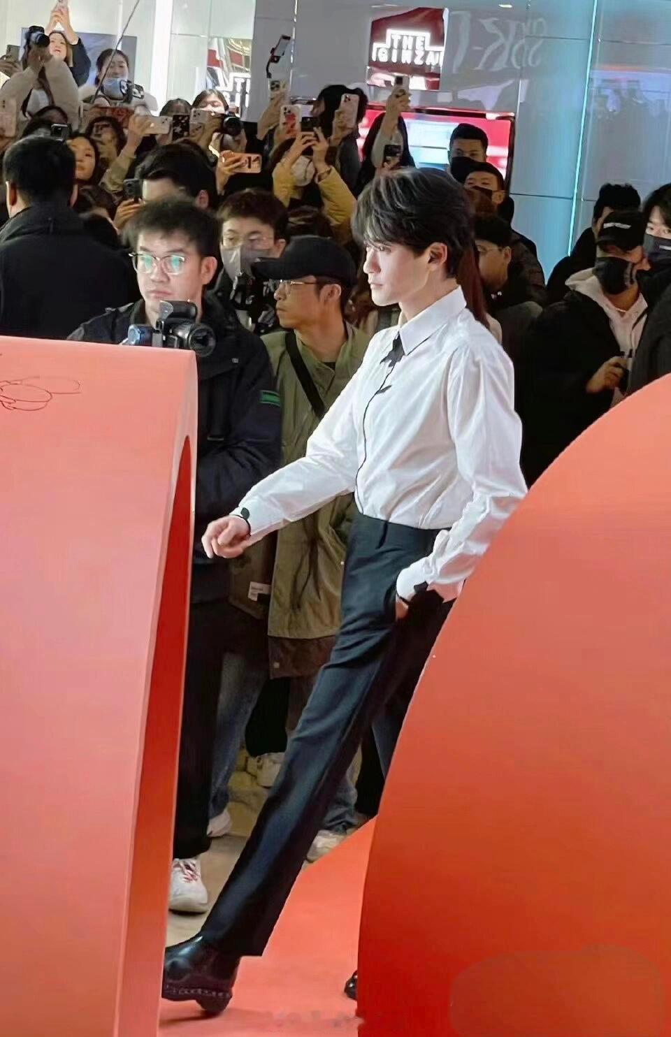 檀健次的腿疑似女娲娘娘用水平仪捏出来的难道是标尺成精了吗，直成这样......