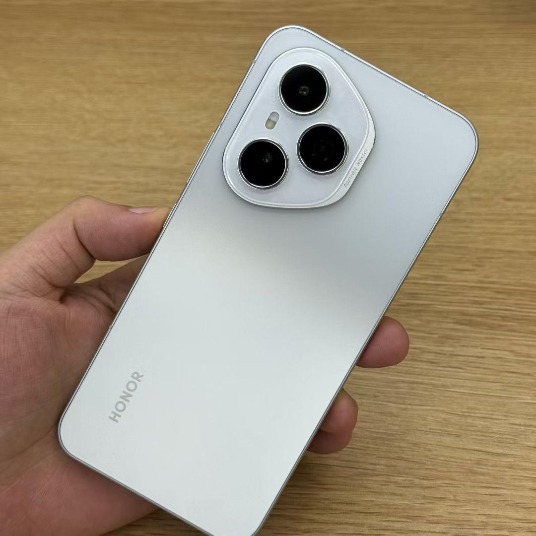 说荣耀400Pro人像拍照不输iPhone16Pro，应该没人反对吧，毕竟这